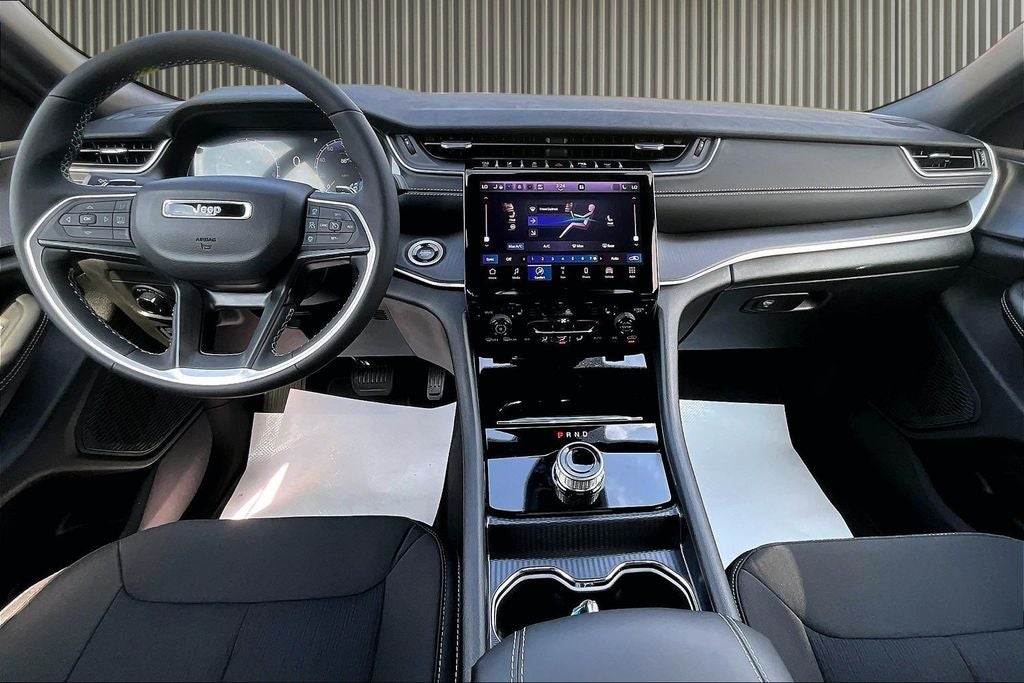 2027 Jeep Grand Cherokee GRAND CHEROKEE LAREDO X 4X4