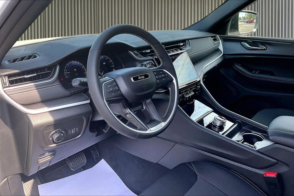 2027 Jeep Grand Cherokee GRAND CHEROKEE LAREDO X 4X4