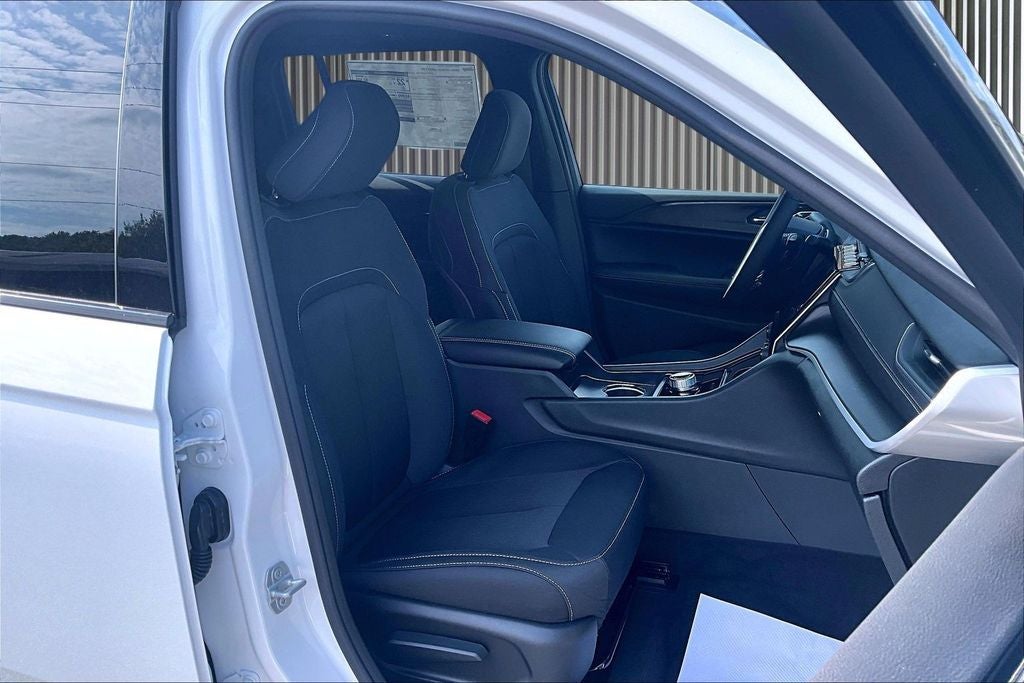 2027 Jeep Grand Cherokee GRAND CHEROKEE LAREDO X 4X4