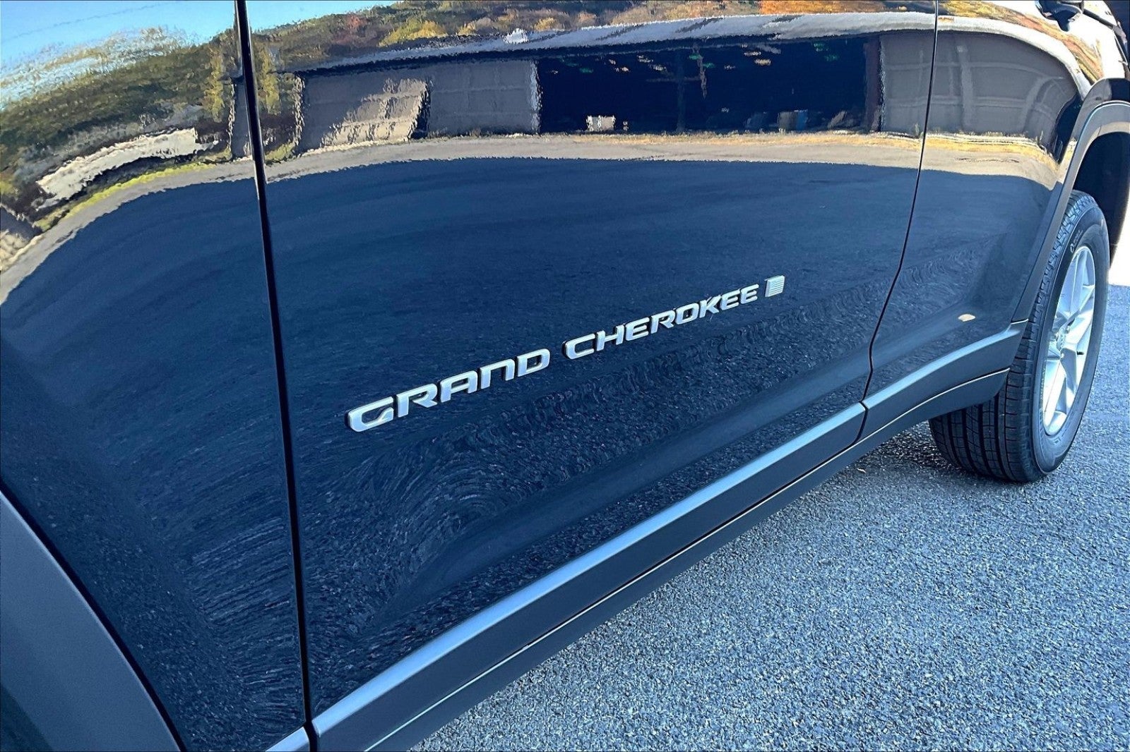 2025 Jeep Grand Cherokee GRAND CHEROKEE LAREDO X 4X4