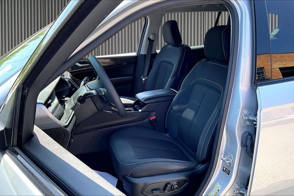 2023 Jeep Grand Cherokee L Laredo 4x4