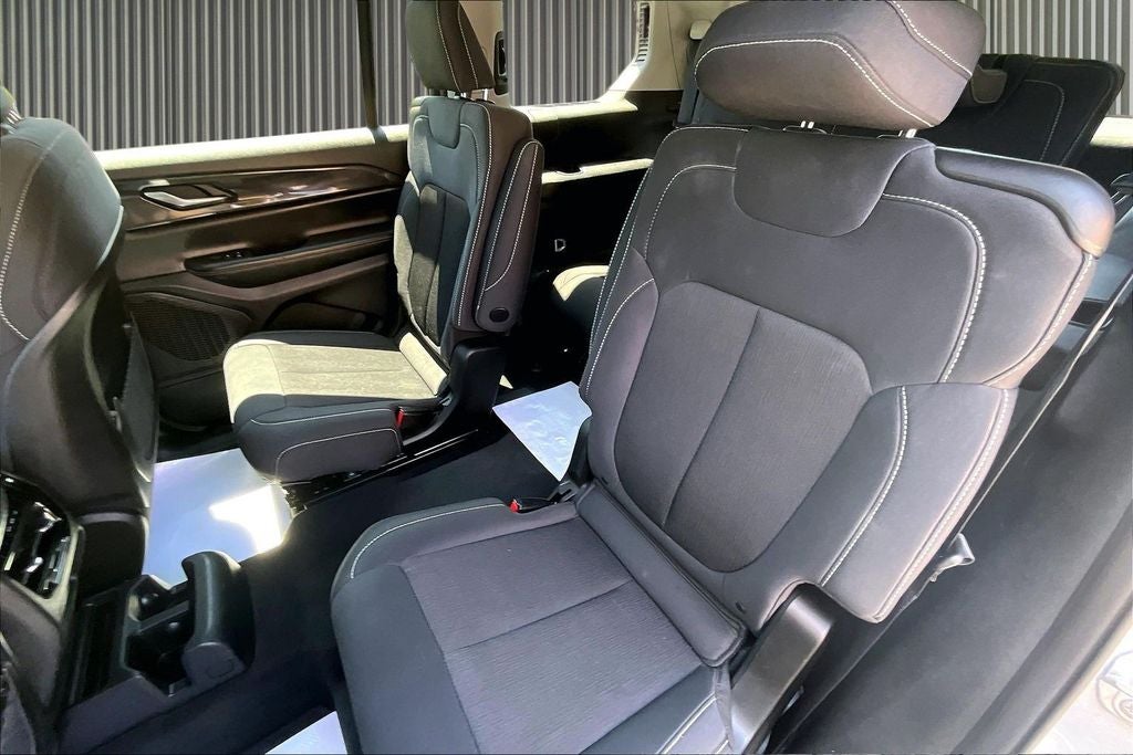 2023 Jeep Grand Cherokee L Laredo 4x4