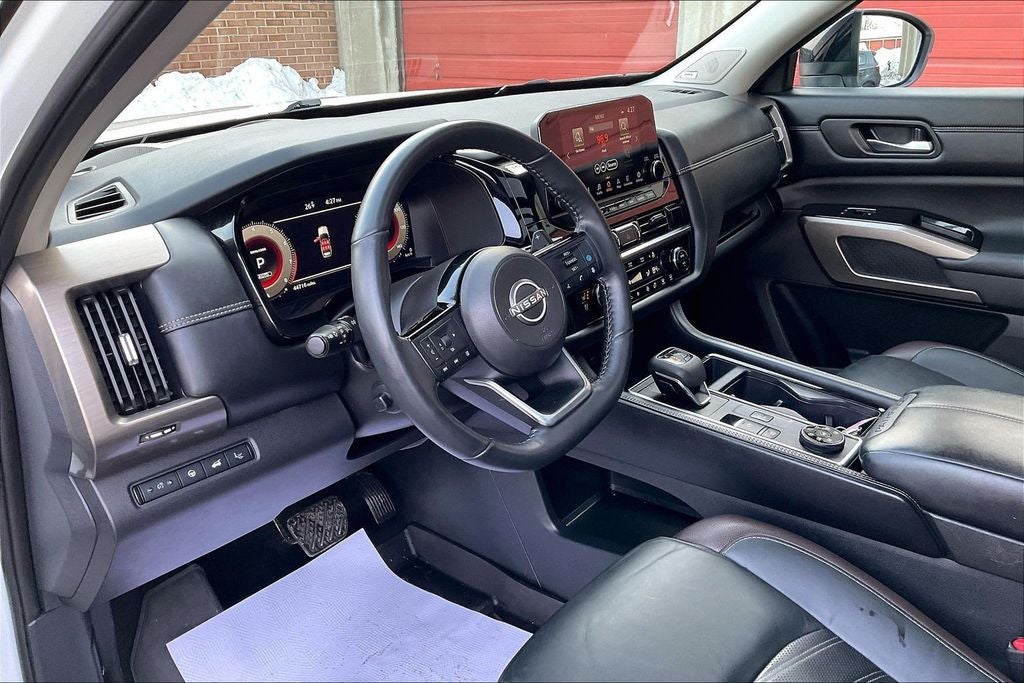 2023 Nissan Pathfinder Platinum Black