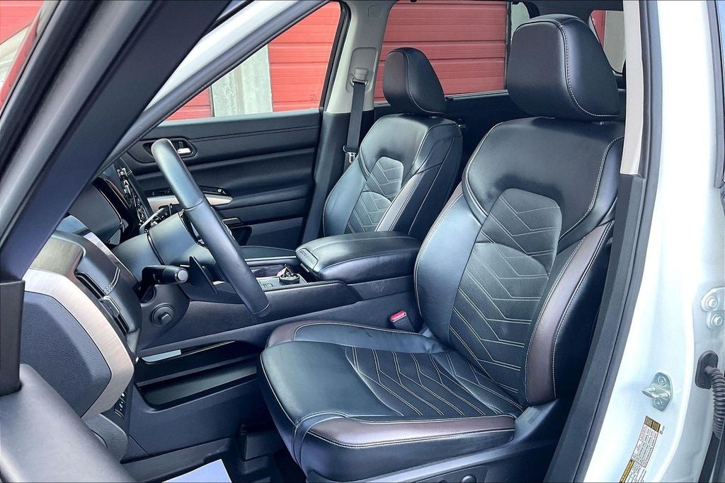 2023 Nissan Pathfinder Platinum Black