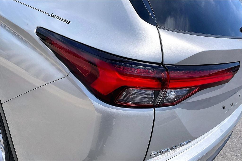 2022 Mitsubishi Outlander ES