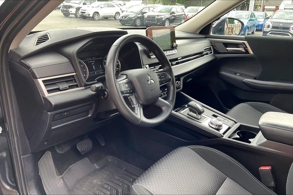 2024 Mitsubishi Outlander ES
