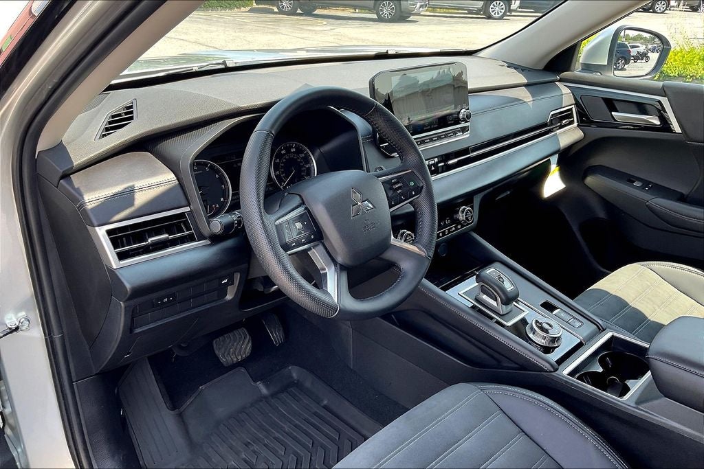 2023 Mitsubishi Outlander SE