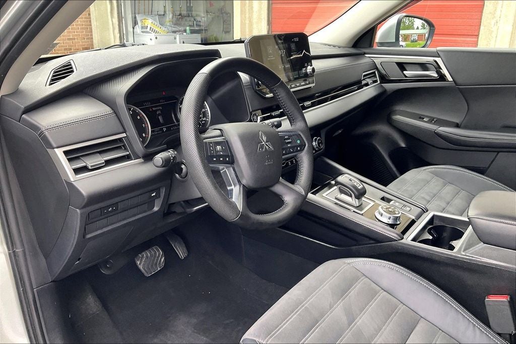 2023 Mitsubishi Outlander SE