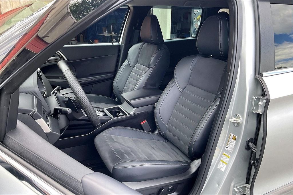 2023 Mitsubishi Outlander SE