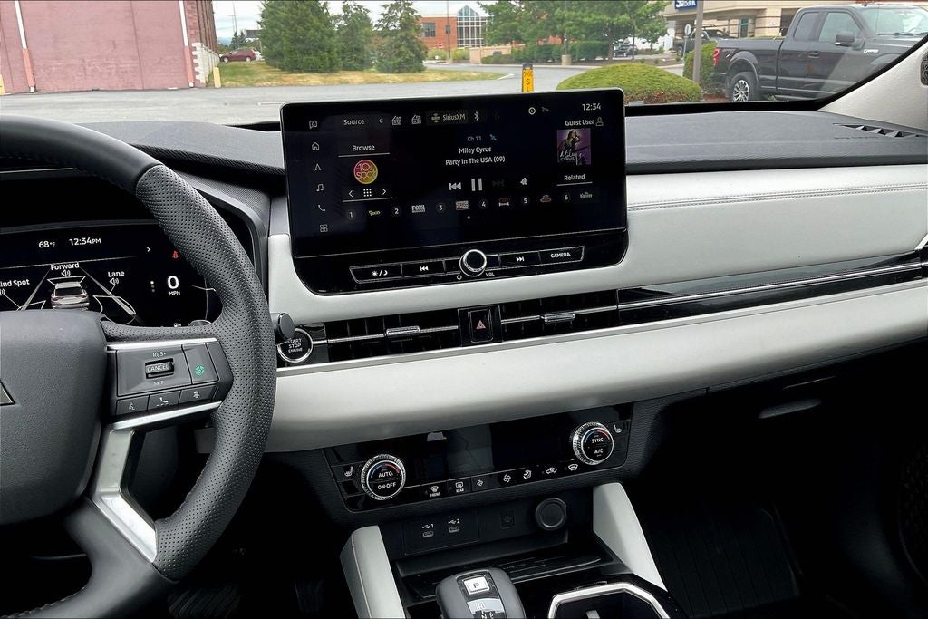 2025 Mitsubishi Outlander SE w/Tech