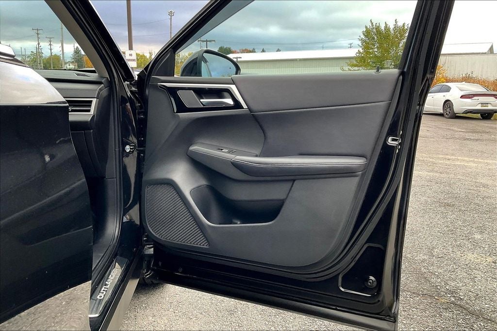 2023 Mitsubishi Outlander PHEV SE